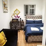 The Gold Room , Stylish Apartment Near City Centre